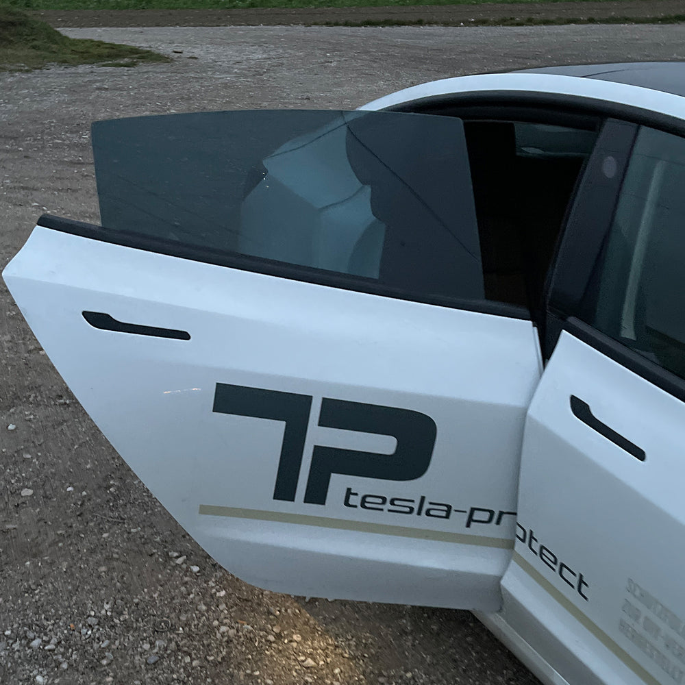 Getönte hintere Seitenscheibe an einem weißen Tesla Model 3