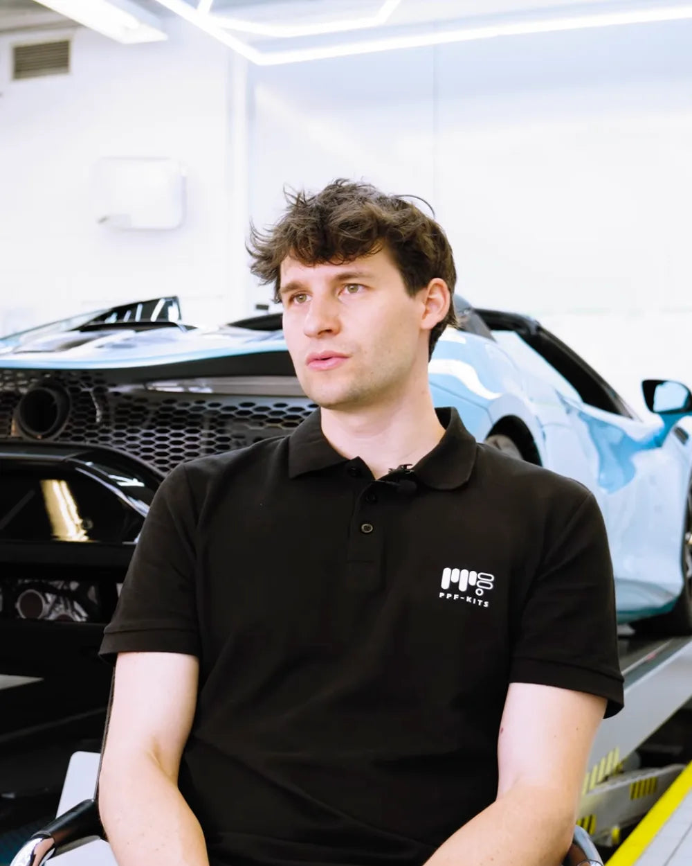 Yannick Lechner, Gründer von Tesla-Protect, in der Folienwerkstatt