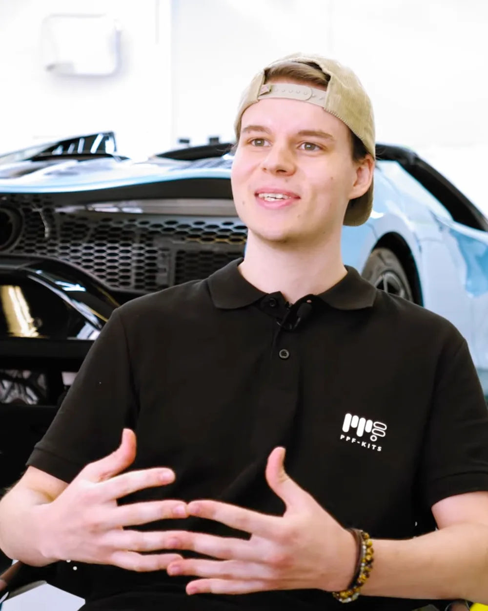Benedikt vom Tesla-Protect Team in der Folienwerkstatt